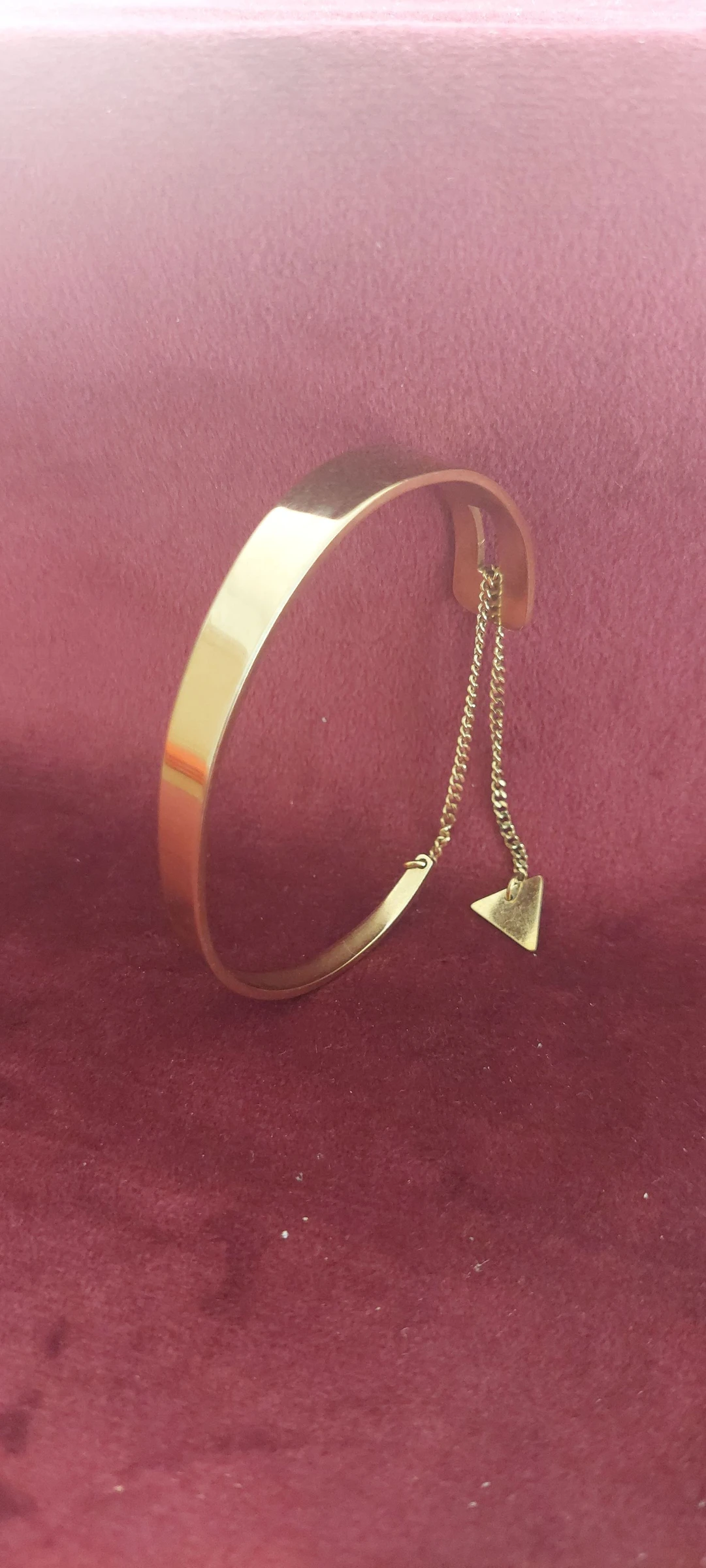 Elegant Minimalistische Gouden Armband met Veiligheidsketting en Driehoekig Bedeltje ✨ – photo 3